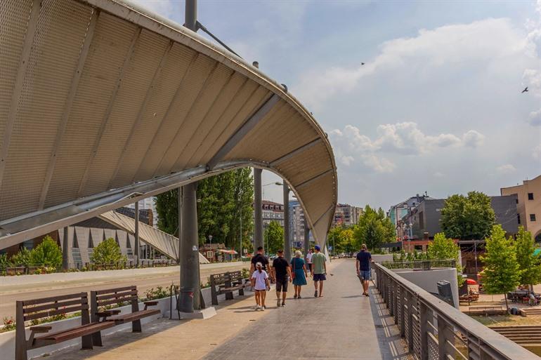 De Ibar-brug die Mitrovica in twee splitst
