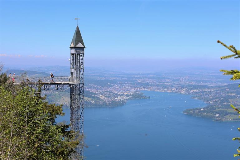 De imposante lift in Bürgenstock