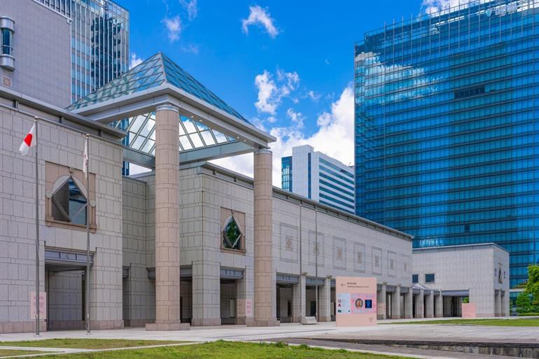 De ingang van het Yokohama Museum of Art