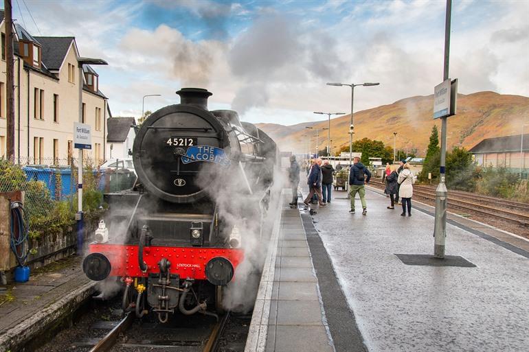 De Jacobite stoomtrein in het station van Fort William, Schotland