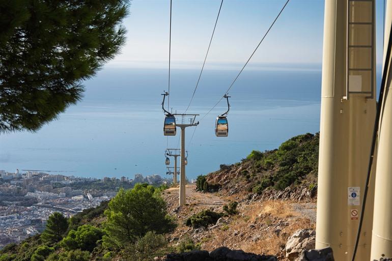 De kabelbaan met de stad op de achtergrond