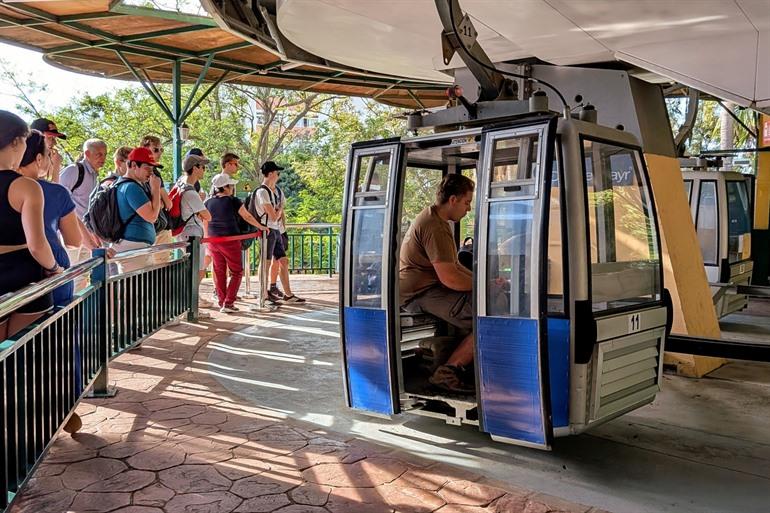 De kabelbaan nemen naar de top