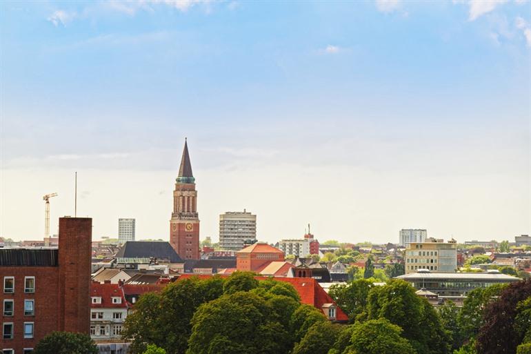 De kerk torent boven de stad Kiel uit