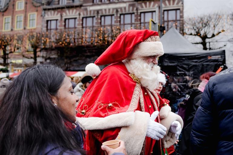 De kerstman loopt rond in Haarlem