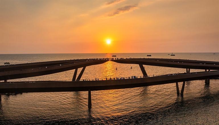 De Kiss Bridge naar Sunset Town