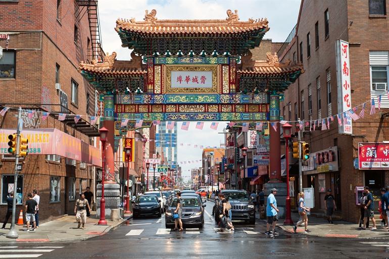 De kleurrijke poort in Chinatown