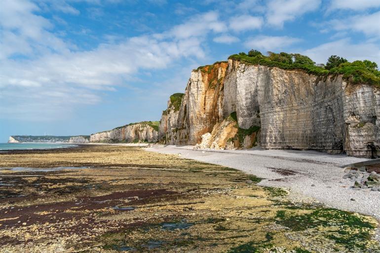 De krijtrotsen aan de Albastenkust