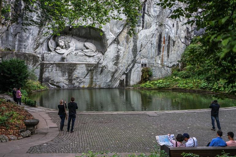 De Leeuw van Luzern, uitgehouwen in een rots, Luzern