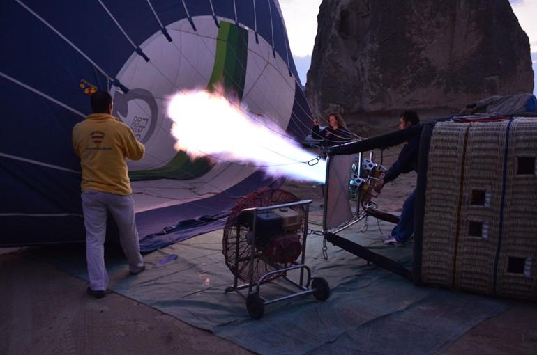 De luchtballon wordt gevuld