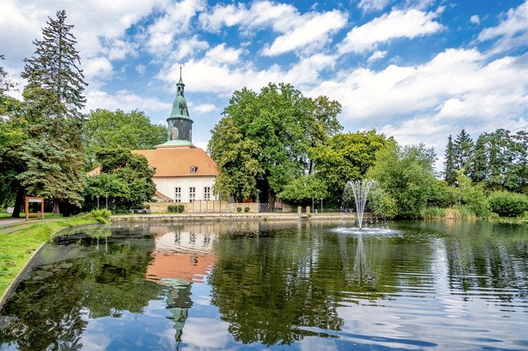 De Michaeliskirche naast het Schloss in Fallersleben