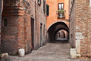 De middeleeuwse Via Delle Volte in Ferrara, Emilia-Romagna
