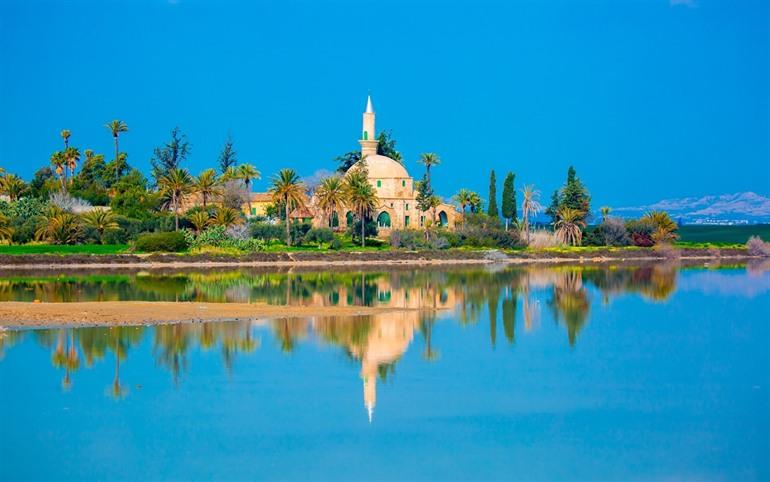De moskee Hala Sultan Tekke, meer van Larnaca