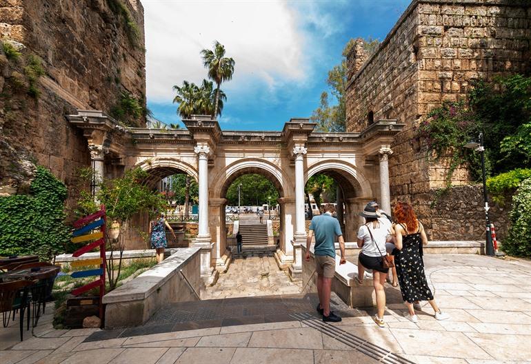 De Poort van Hadrianus, Antalya