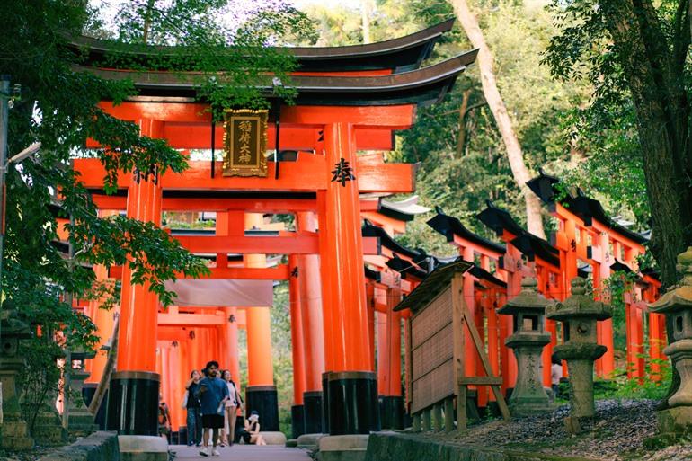 De prachtige torii-poorten in Fushimi Inari Taisha