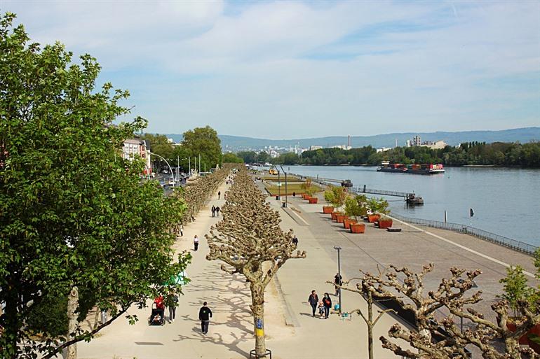 De promenade aan de rivier