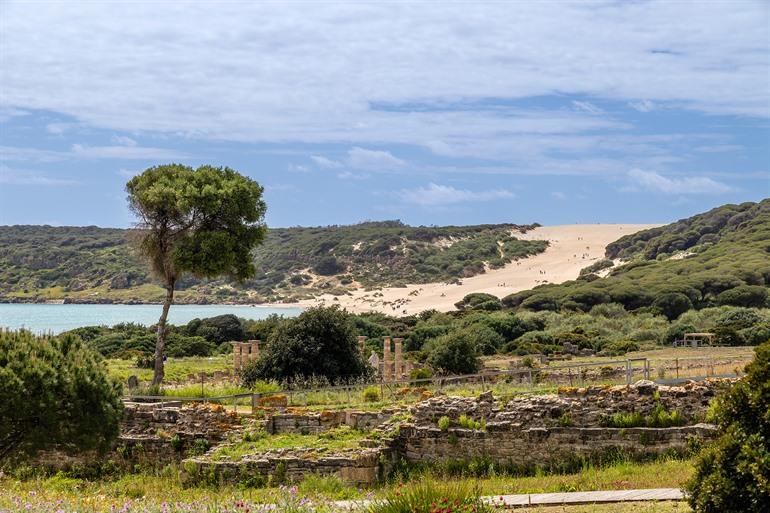 De Romeinse ruïnes en Playa de Bolonia op de achtergrond