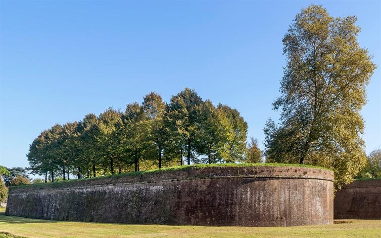 De stadsmuur van Lucca