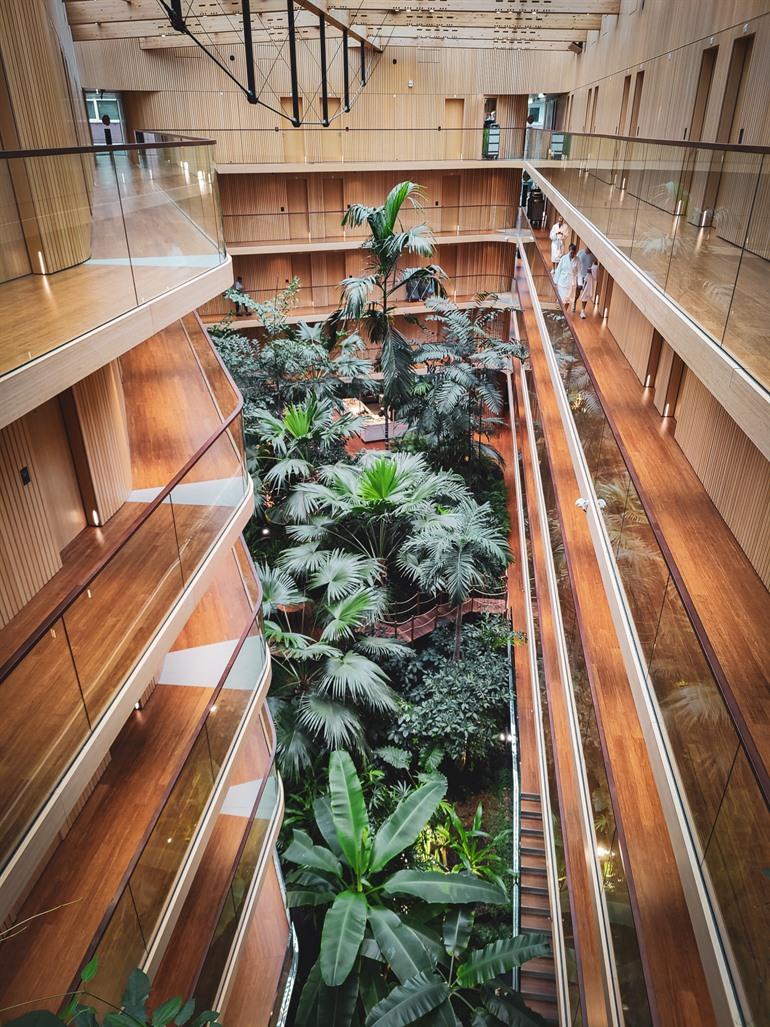 De subtropische binnentuin in Hotel Jakarta