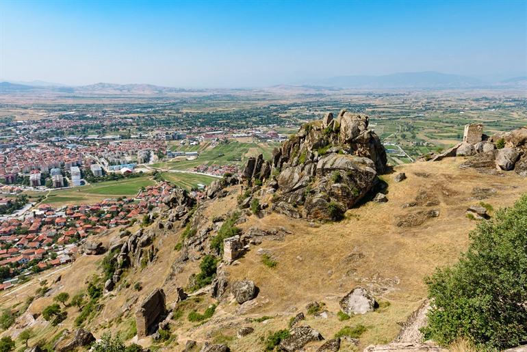 De Torens van Marko en de stad Prilep op de achtergrond, Noord-Macedonië