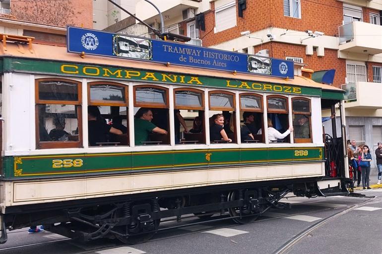 De tram rijdt door de wijk Caballito