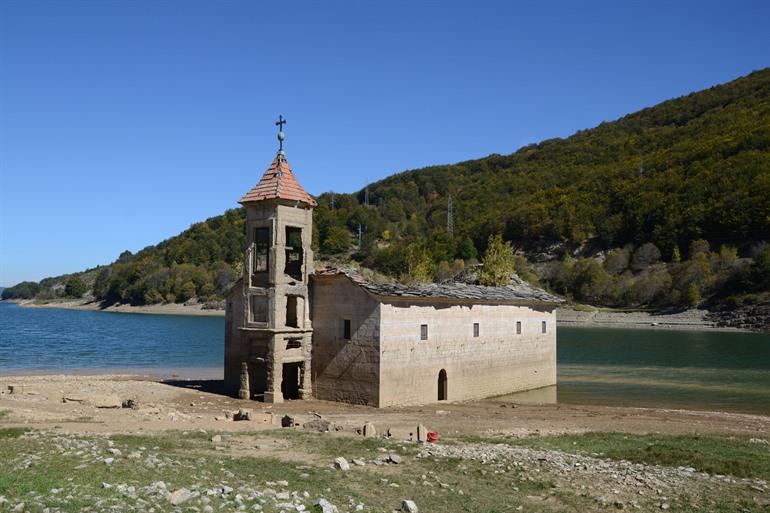 De verzonken St Nikolai kerk in Mavrovo meer, Noord-Macedonië
