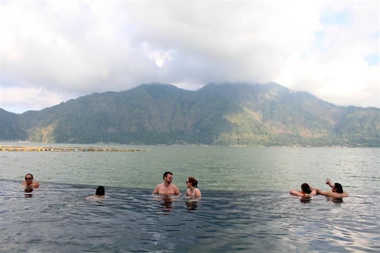 De warmwaterbaden Toya Devasya