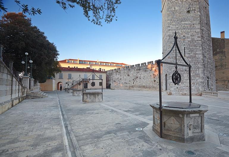 De waterputten op Trg Pet Bunara, Zadar in Kroatië