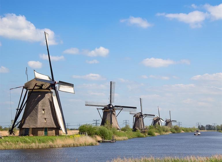 De windmolens allemaal mooi een een rijtje
