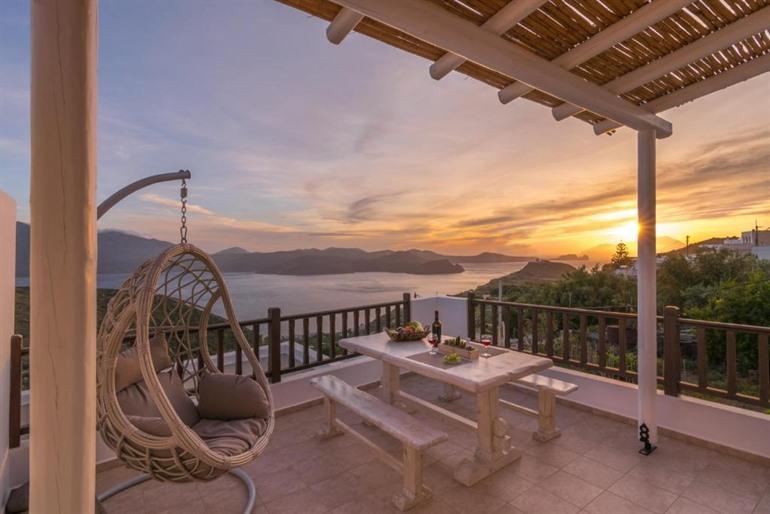 Deluxe Sunrise boeken, Milos