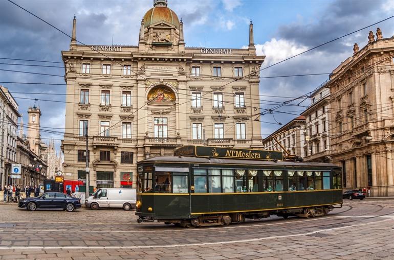 Dineer in een vintage tram die door het centrum van Milaan rijdt