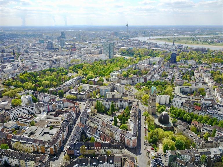 Dronebeeld van Hofgarten in Düsseldorf