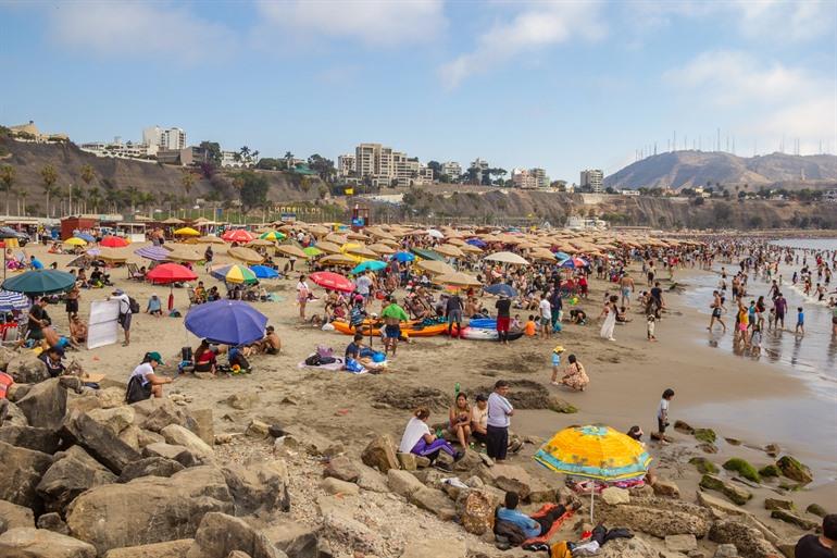 Drukke stranddag in Lima