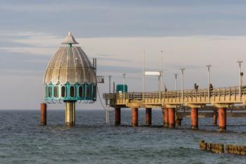 Duikgondel en pier in Zingst, Mecklenburg-Vorpommern