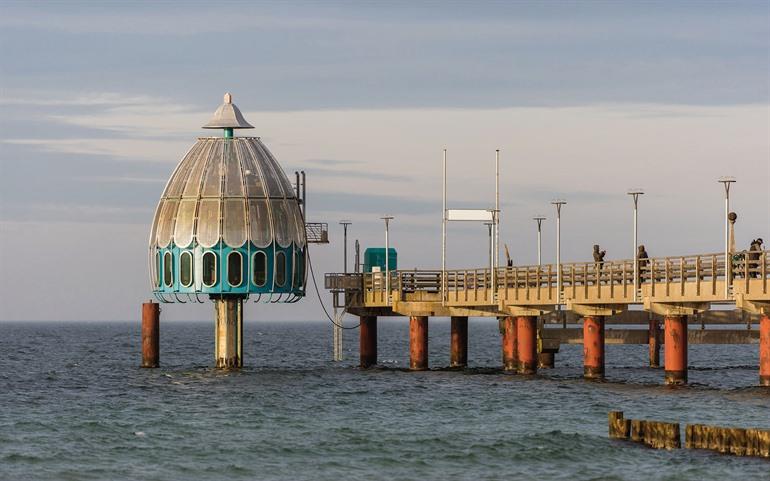 Duikgondel en pier in Zingst, Mecklenburg-Vorpommern