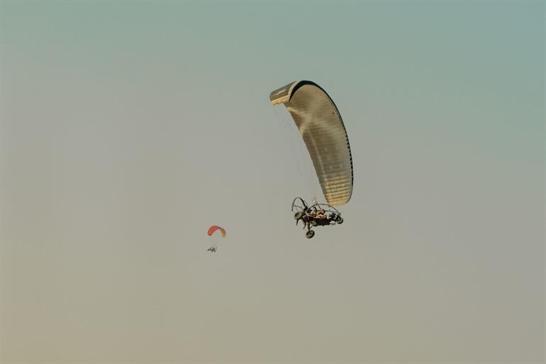  een Paratrike-vlucht over de woestijn van Qatar