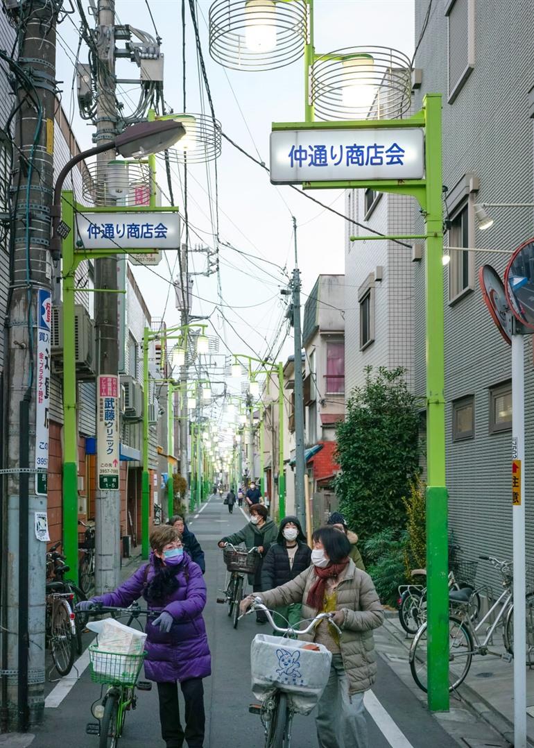 Een smalle straat in Shiinamachi bij Toshima City
