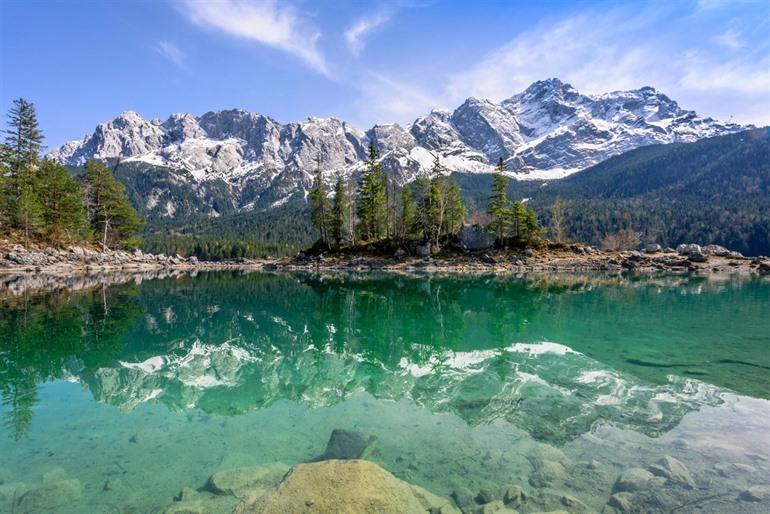 Eibsee aan de voet van de Zugspitze