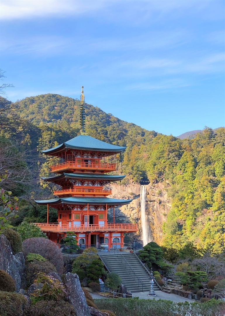 Eiganto-ji-tempel met de Nachi-watervallen op de achtergrond