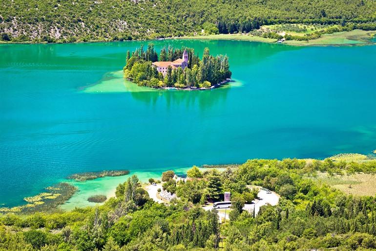 Eiland Visovac met het Visovac klooster in Kroatië