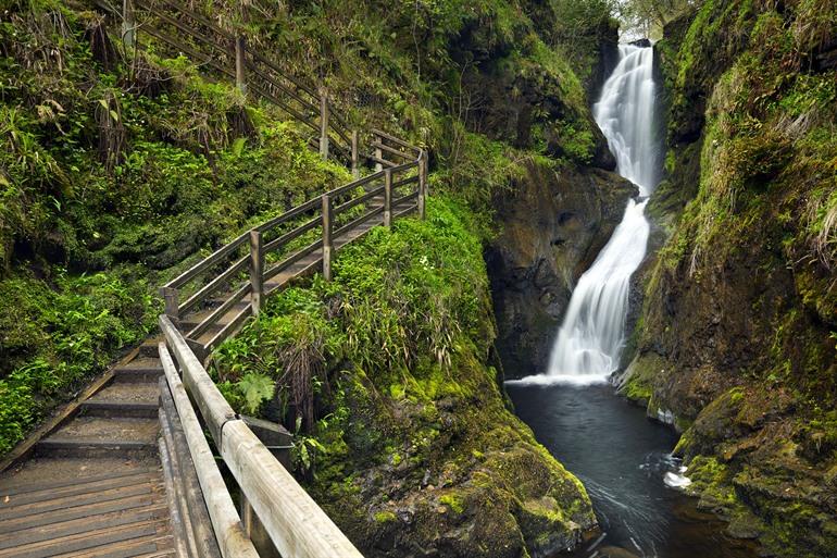 Ess-Na-Laragh waterval in Glenariff Forest Park, Ierland