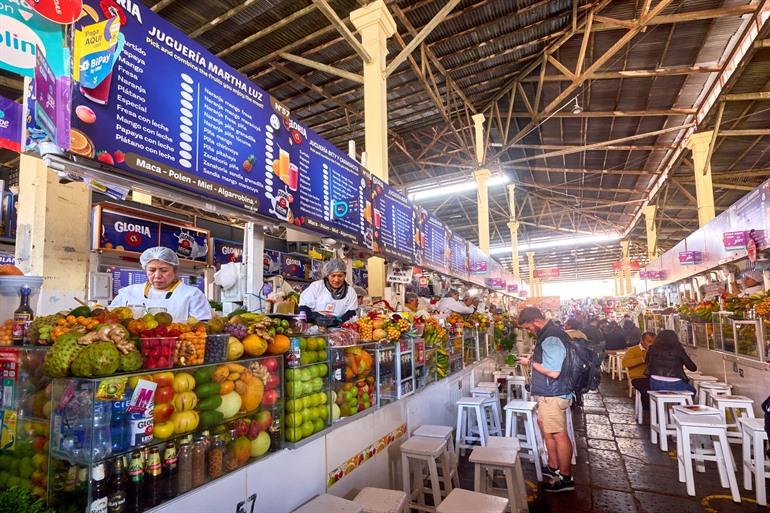 Exotische vruchten in de overdekte markt