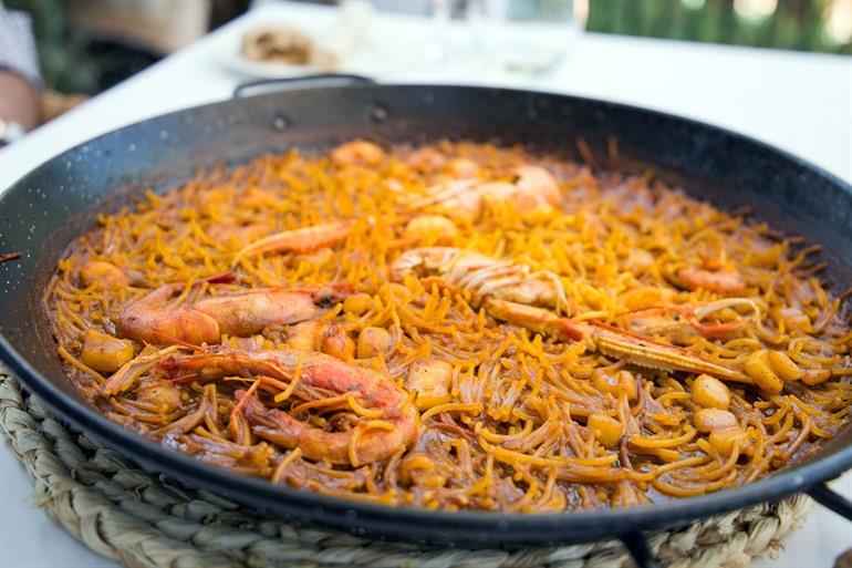 Fideuà, paella met pastanoedels en verschillende soorten vis