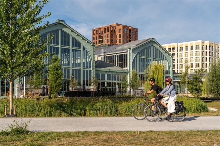 Fietsen door de site Tour & Taxis