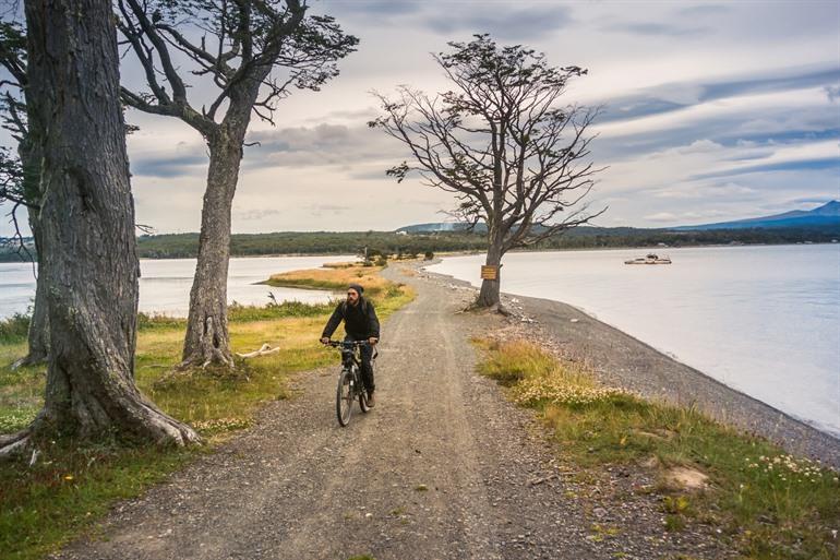Fietsen langs het meer bij Tolhuin