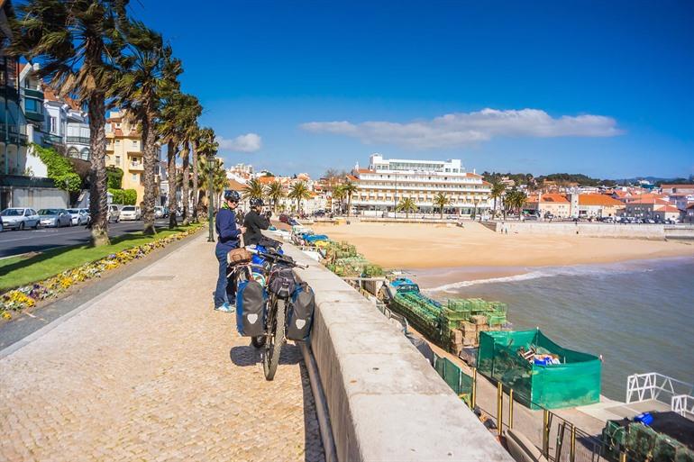 Fietsen langs het strand van Cascais, Portugal