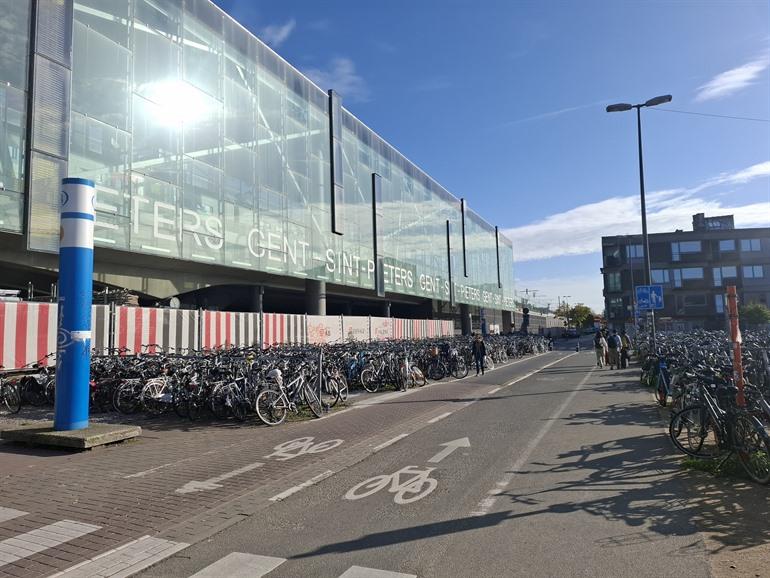 Fietsenstalling bij het station van Gent Sint-Pieters
