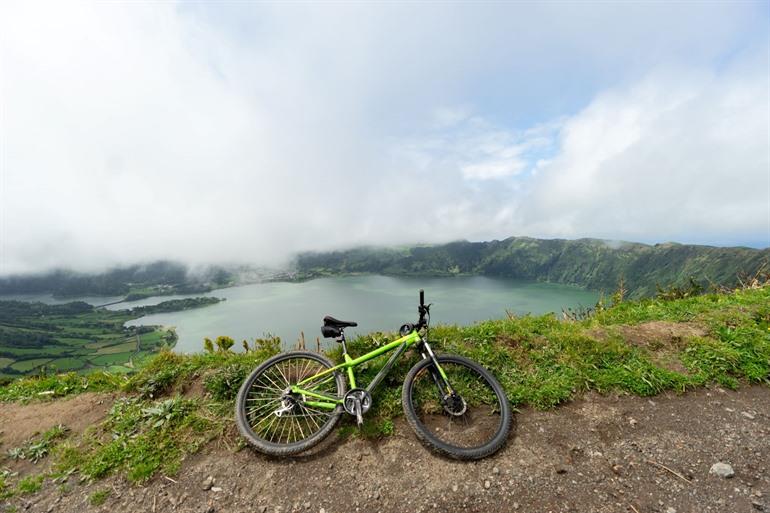 Fietstocht of mountainbiken rondom de Sete Cidades-meren