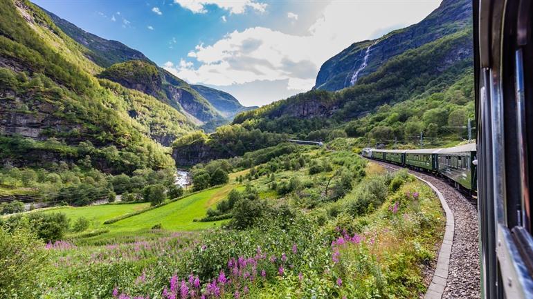 Flamsbana treinrit en Kjosfossen-waterval