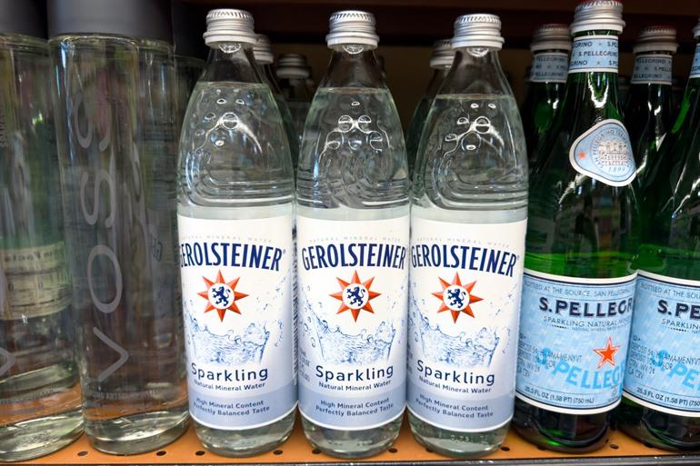 Flesjes Gerolsteiner in de winkel