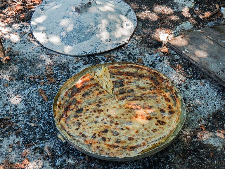 Flija, gebakken op een speciale metalen schijf 'sac'